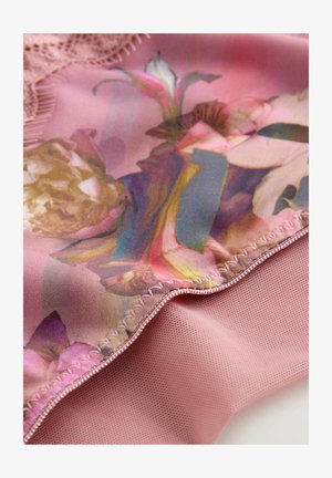 Virágmintás szövet rózsaszín árnyalatokban, sima textúrával, csipkés szegéllyel a szélein és puha, matt rózsaszín alsó résszel.