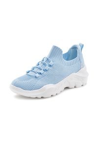 Helle blaue gestrickte Sneakers mit einer weißen, klobigen Sohle, die elastische Schnürsenkel, einen gerippten Kragen und ein strukturiertes Oberflächendesign aufweisen.