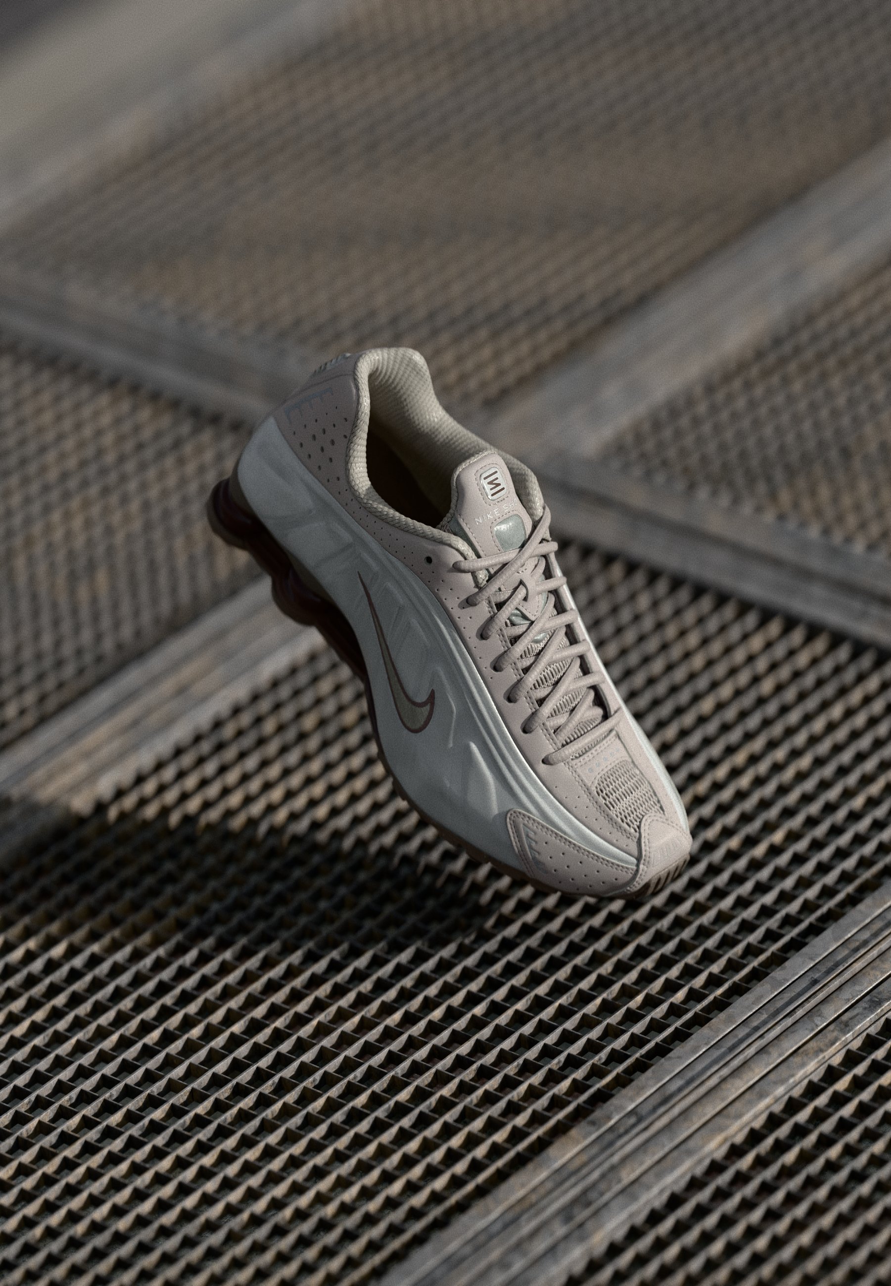 Nike Sportswear SHOX R4 UNISEX - Sneakers basse - cave stone