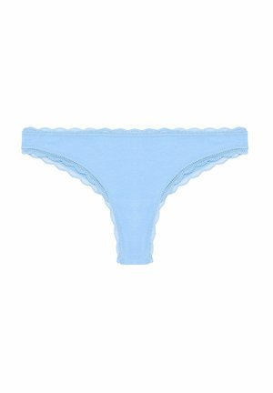 Perizoma azzurro chiaro con bordo in pizzo ondulato lungo la vita e le aperture per le gambe, realizzato in un tessuto morbido e liscio.