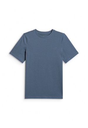 Prosty niebieski t-shirt z krótkim rękawem i okrągłym dekoltem, z subtelnie wytłoczonym logo na lewej piersi, położony płasko na białym tle.