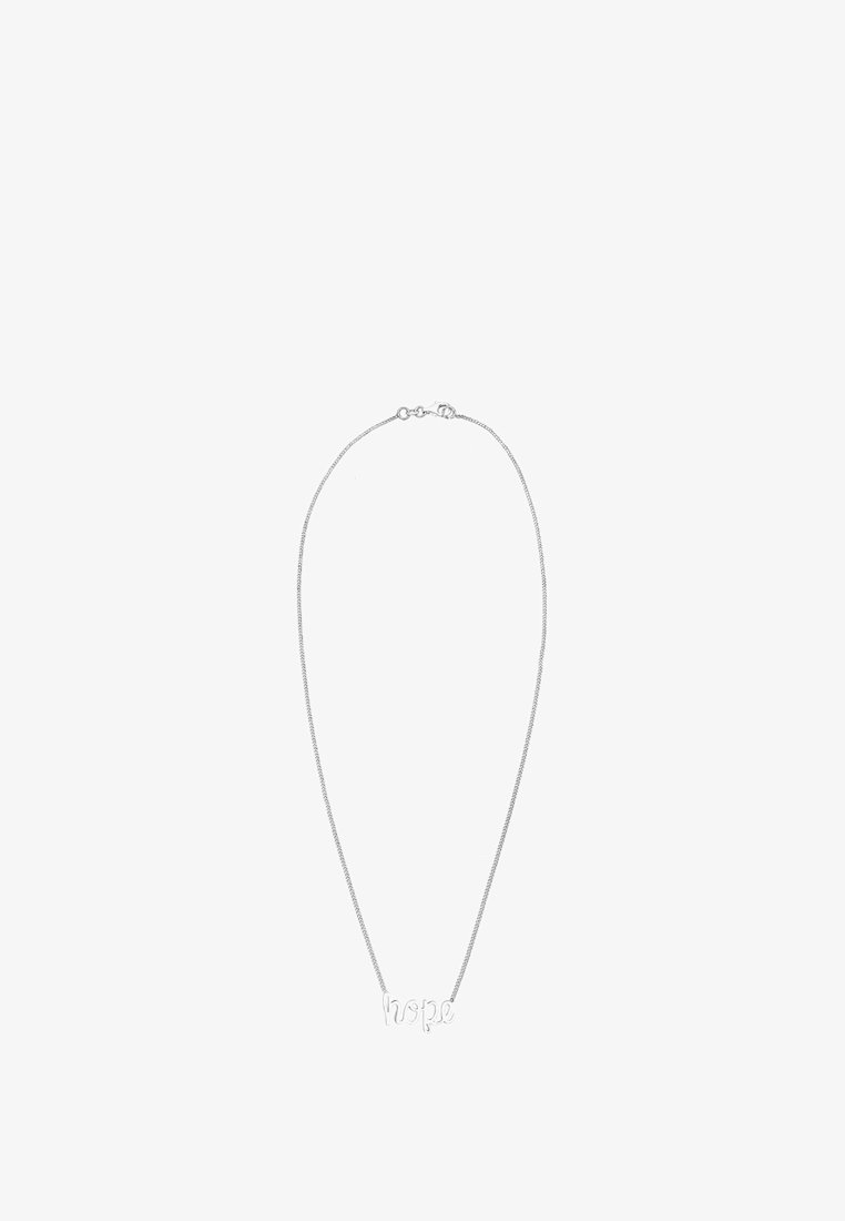 Zilveren halsketting met het woord "hoop" in cursieve letters, hangend aan een fijn kettinkje met een veerklem sluiting.