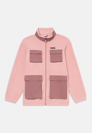 Casaco de fleece rosa com gola alta, fecho de correr à frente e quatro grandes bolsos no peito e na cintura na cor malva em contraste.