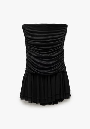 Schwarzes trägerloses Kleid mit gerafftem Stoff am Oberteil und einem geschichteten, voluminösen Rock. Hergestellt aus einem glatten, glänzenden Material.