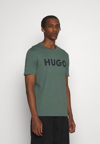 HUGO DULIVIO - Tricou cu imprimeu - dark green
