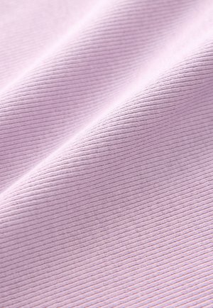 Hellvioletter, strukturierter Stoff mit einem gerippten Muster, der eine weiche, glatte Oberfläche zeigt. Die Falten deuten auf Flexibilität und gute Fallbarkeit hin.