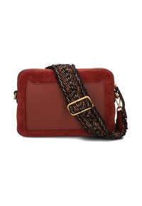 Borsa a tracolla rossa in suede con forma rettangolare, caratterizzata da un pannello in pelle liscia e una tracolla intrecciata multicolore con texture. Accenti in hardware dorato.