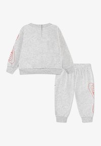 Grau meliertes Sweat-Outfit aus Baumwollmischung mit langen Ärmeln, gerippten Bündchen, elastischem Bund und kontrastierenden roten Logo-Graphics.