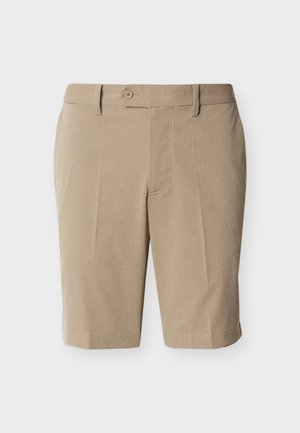 Beige skreddersydde shorts til kneet med beltehemper, knappelukking og subtilt strukturert stoff, vist på en ensfarget bakgrunn.