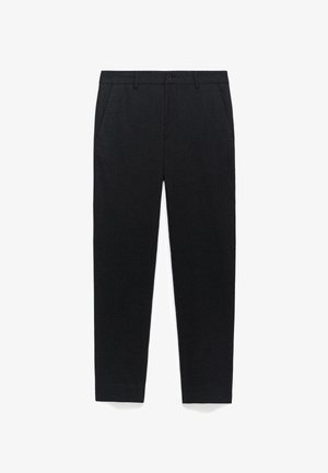 Pantalons noirs avec une texture lisse, à devant plat et poches latérales. Dotés d'une fermeture à bouton et de passants de ceinture. Design à jambe droite.