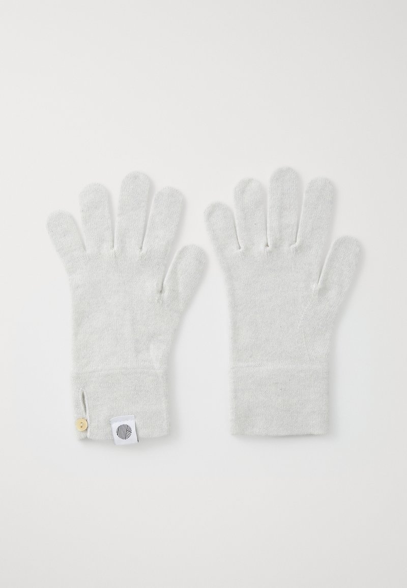 Graue gestrickte Handschuhe mit fünf Fingern, die ein Handgelenkbündchen und ein kleines rundes Etikett mit einem Design sowie einem Akzent aus Holzknopf aufweisen.