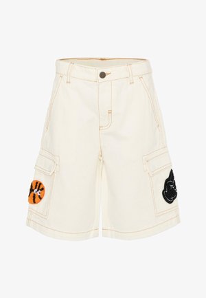 Białe cargo szorty z pomarańczowym przeszyciem, kieszeniami z klapkami i naszywkami przedstawiającymi koszykówkę oraz czarny gest dłoni.