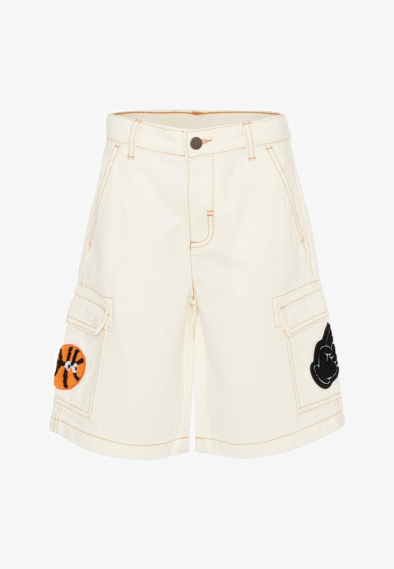 Shorts cargo blancs avec des coutures orange, des poches à rabat et des patchs brodés représentant un ballon de basket et un geste de main noir.