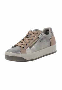 Sneaker marrone e metallizzato con lacci frontali, zip laterale, suola in gomma testurizzata e dettagli in suede morbido. Presenta una punta tonda e un colletto imbottito.