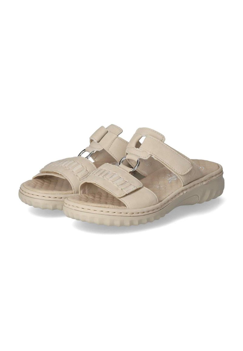 Beige sandalen met twee verstelbare banden, zilveren ringaccenten, een getextureerde voetbed en een rubberen zool met een grippatroon.
