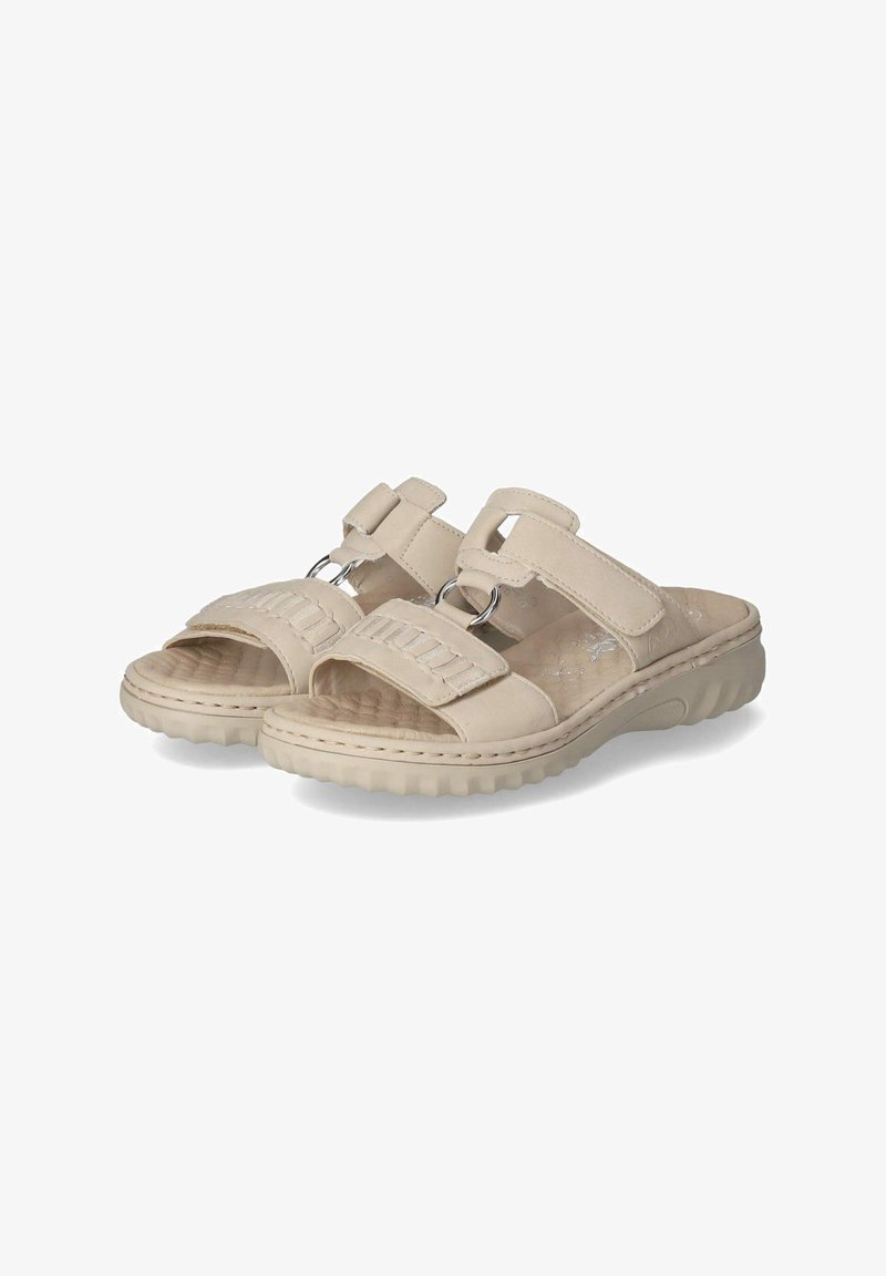 Beige sandalen met twee verstelbare banden, zilveren ringaccenten, een getextureerde voetbed en een rubberen zool met een grippatroon.