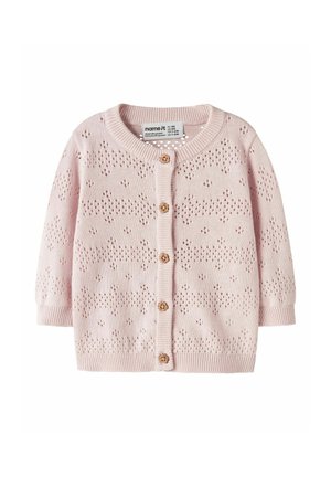 Baby lyserød strikket cardigan med lange ærmer, små blomsterformede knapper og mønstret hulmønster på front og ærmer.