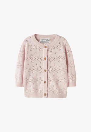 Cardigan tricoté rose bébé avec manches longues, petits boutons en forme de fleur et motif ajouré sur le devant et les manches.