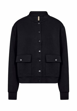 Zwarte cropped jas gemaakt van zachte stof, met een opstaande kraag, knoopsluiting, twee klepzakken aan de voorkant en lange mouwen met manchetten.