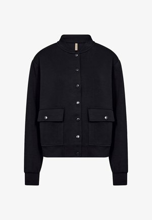 Zwarte cropped jas gemaakt van zachte stof, met een opstaande kraag, knoopsluiting, twee klepzakken aan de voorkant en lange mouwen met manchetten.