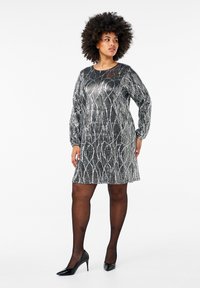 Zizzi LANGÄRMLIGES PAILLETTEN MIT MUSTER - Koktailové šaty/večierkové šaty - silver sequins