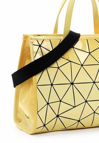 Borsa gialla con finitura lucida, caratterizzata da un motivo geometrico a righe nere, doppio manico superiore e tracolla nera rimovibile.