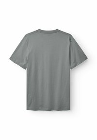 Szürke pamut rövid ujjú póló. Puha tapintású, kerek nyakkivágással és egyszínű hátsó résszel. Látható minták vagy díszítések nélkül.