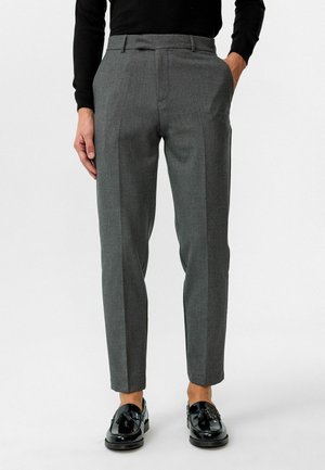 Grijze op maat gemaakte broeken met een gladde textuur, voorzien van een platte voorkant, twee zijzakken en een slim fit. Gecombineerd met zwarte gepolijste schoenen.