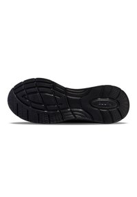 Zwarte rubberen sneakerzool met een gestructureerd oppervlak, voorzien van patronen met groeven en cirkelvormige gripdetails voor traction en flexibiliteit.
