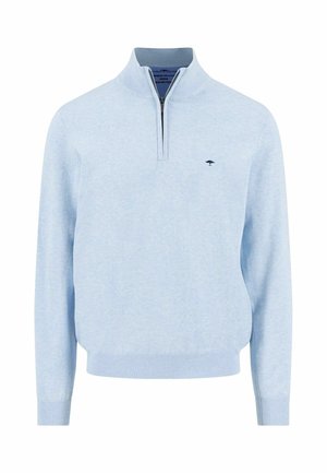 Hellblauer Pullover mit langen Ärmeln, Viertel-Reißverschluss, gerippten Bündchen und Saum sowie kleinem dunklem Baum-Logo auf der linken Brust.
