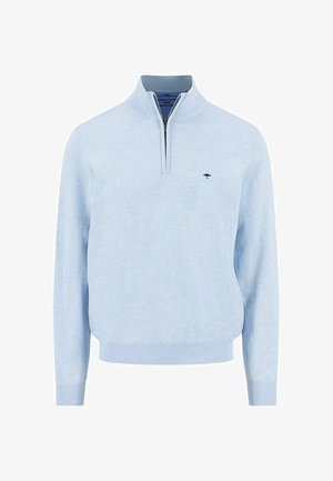 Lichtblauwe pullover met lange mouwen en een kwartrits, geribbelde manchetten en zoom, en een klein donker boomlogo op de linkerborst.