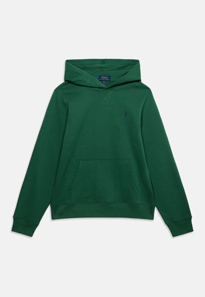Sweat à capuche vert foncé avec une poche avant, des manches longues et un petit logo brodé sur la poitrine gauche.