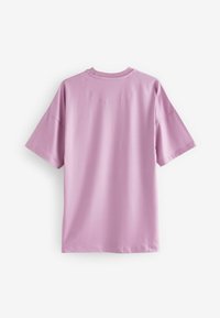 T-shirt a maniche corte di colore rosa chiaro, realizzato in tessuto morbido. Presenta un collo rotondo e un design semplice, senza decorazioni.
