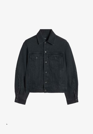 Giacca di denim nera con chiusura a bottoni, due tasche a patta sul petto, tasche laterali e dettagli traforati su entrambe le maniche.