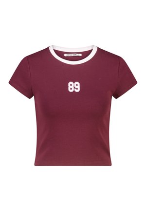 Donkerrode korte mouwen cropped T-shirt met witte rand aan de kraag en wit nummer "89" gedrukt in het midden van de borst.
