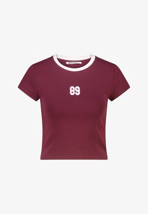 Donkerrode korte mouwen cropped T-shirt met witte rand aan de kraag en wit nummer "89" gedrukt in het midden van de borst.
