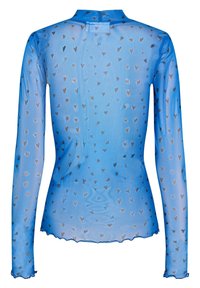 Sininen läpikuultava pitkähihainen paita, jossa on pieniä metallisia sydämiä kuvioina, laineileva helma ja takana avainreikä suljenta nappulalla.