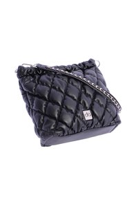 Bolso acolchado negro con una correa de cadena, hecho de cuero brillante, con un detalle de logo plateado en el frente y un acabado suave y texturizado.