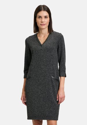 Kleid in Anthrazitgrau mit dreiviertel Ärmeln, V-Ausschnitt und tonalen Kunstlederakzenten an den Taschen und am Ausschnitt. Texturierter Stoff.