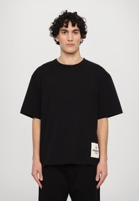 Fiorucci LOGO LABEL BOXY UNISEX - Jednoduché tričko - black