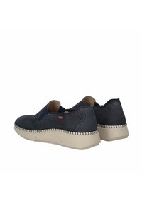 Scarpe slip-on in pelle blu navy con pannelli laterali elastici, suola in gomma beige e dettagli di cucitura a contrasto lungo il bordo della suola.