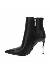 Stivale alla caviglia in pelle nera con punta appuntita, cerniera laterale e sottile tacco a stiletto dorato, caratterizzato da una fascia decorativa vicino alla base.