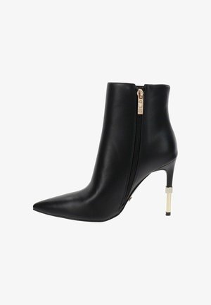 Stivale alla caviglia in pelle nera con punta appuntita, cerniera laterale e sottile tacco a stiletto dorato, caratterizzato da una fascia decorativa vicino alla base.