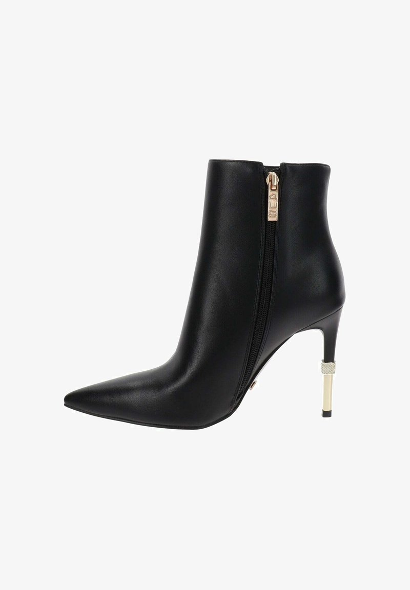Stivale alla caviglia in pelle nera con punta appuntita, cerniera laterale e sottile tacco a stiletto dorato, caratterizzato da una fascia decorativa vicino alla base.