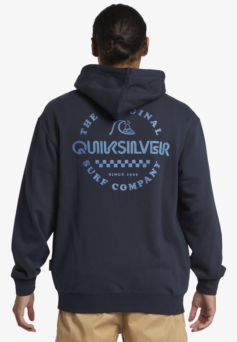Námornícky modrá mikina s kapucňou so veľkým svetlomodrým grafickým motívom na chrbte. Obsahuje zaoblený dizajn loga s textom "Quiksilver" a kockovaným vzorom.