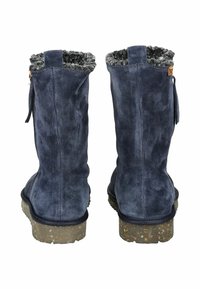 Botas de ante azul marino con un forro de felpa gris texturizado en la parte superior, con un cremalleras trasera y una suela de goma duradera y moteada.