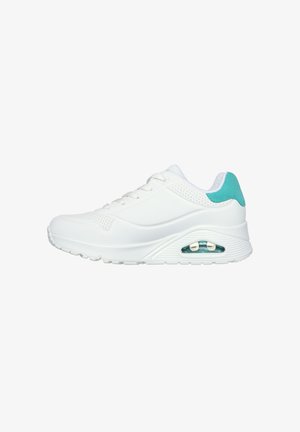 Zapatilla blanca con parte superior de cuero suave, detalles perforados, acentos en verde azulado en el talón y una almohadilla de aire visible en la suela.