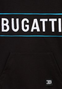 Felpa nera con testo bianco "BUGATTI", linea di accento blu, tasca a marsupio e piccolo patch logo nero con scritta bianca. Tessuto morbido.