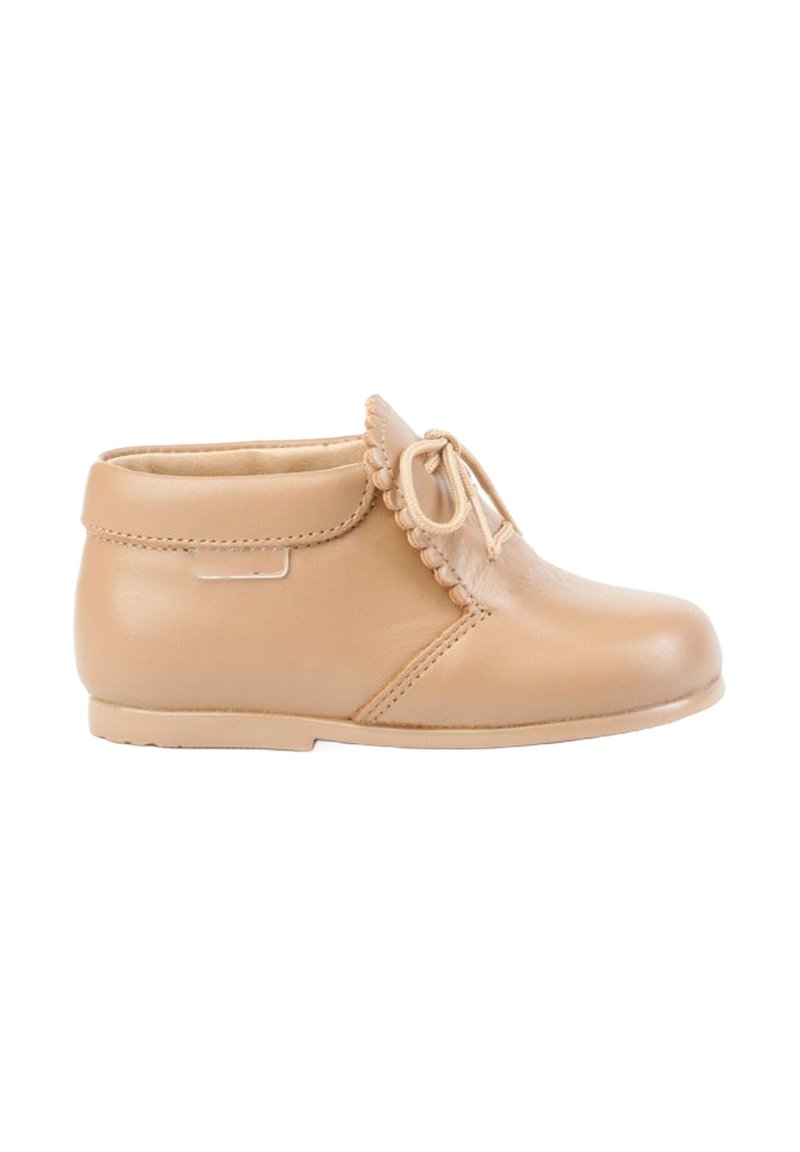 Bota de cuero beige hasta el tobillo con borde ondulado y cierre de cordones. Punta redondeada y textura suave, diseñada para comodidad y durabilidad.