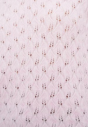 Tela de punto rosa con un patrón de encaje que presenta diseños ondulados y pequeños detalles en forma de hojas. Ligera y texturizada.